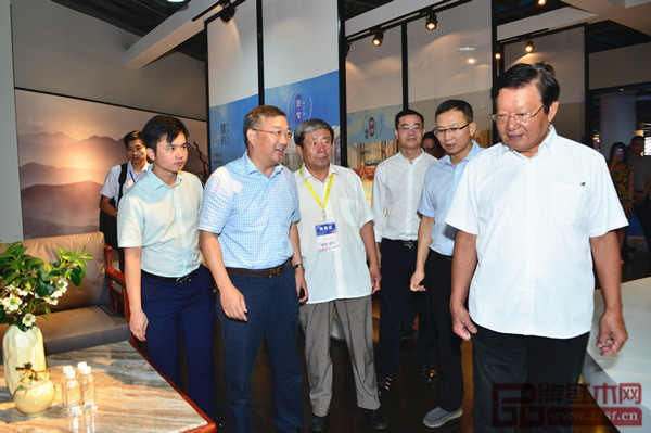 全國工商聯(lián)原副主席程路（右一）、廣東省家具協(xié)會會長王克（右三）等領(lǐng)導(dǎo)一行參觀志成紅木展位 