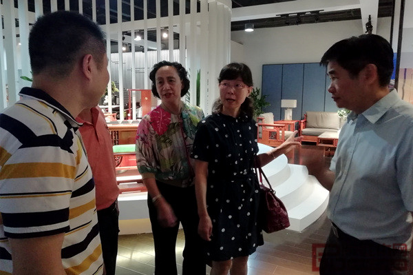 中國家具協(xié)會秘書長張冰冰（右三）、中國輕工業(yè)聯(lián)合會經(jīng)濟合作部副主任陳郁（右二）等領(lǐng)導(dǎo)對志成紅木大加贊賞 