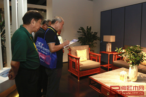 “匠心中式”評選專家顧問團在志成紅木展位現(xiàn)場打分
