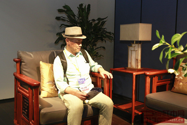 全聯(lián)藝術(shù)紅木專家委員會專家顧問、家具行業(yè)資深學(xué)者王周對《萬?！飞嘲l(fā)贊賞有加