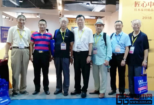 寶御堂紅木總經(jīng)理李巧新(左二)與眾專家評審團在作品評選區(qū)合影 寶御堂紅木總經(jīng)理李巧新(左二)與眾專家評審團在作品評選區(qū)合影