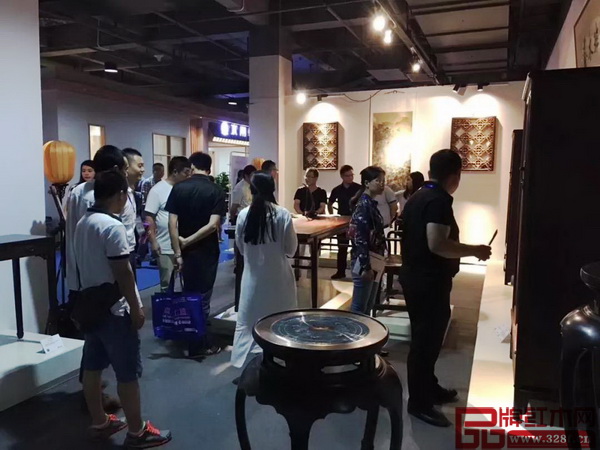 魯班木藝作為特邀品牌攜帶精品亮相2018新中式紅木展,現(xiàn)場人氣爆棚 魯班木藝作為特邀品牌攜帶精品亮相2018新中式紅木展,現(xiàn)場人氣爆棚