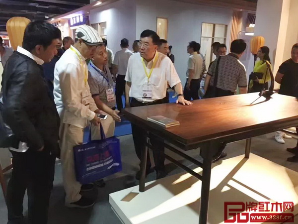 魯班木藝《龍頭羅鍋棖畫案》吸引了眾多領(lǐng)導(dǎo)嘉賓及參會者的眼球,贊嘆聲不絕于耳 魯班木藝《龍頭羅鍋棖畫案》吸引了眾多領(lǐng)導(dǎo)嘉賓及參會者的眼球,贊嘆聲不絕于耳