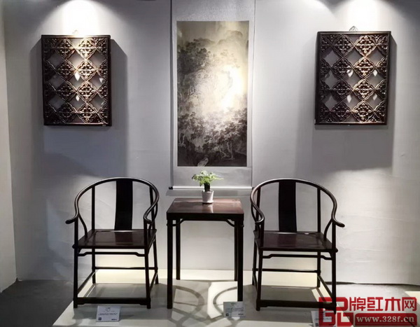 魯班木藝經(jīng)典款明式家具和個性鮮明的器物共同呈現(xiàn)在一個空間內(nèi),絲毫沒有違和感,反而韻味十足 魯班木藝經(jīng)典款明式家具和個性鮮明的器物共同呈現(xiàn)在一個空間內(nèi),絲毫沒有違和感,反而韻味十足