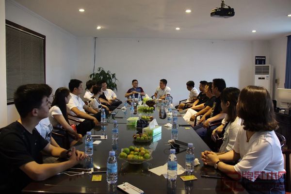 浙江省東陽市青企會青年企業(yè)家與中山市大涌鎮(zhèn)青年企業(yè)家協(xié)會成員進行座談交流 浙江省東陽市青企會青年企業(yè)家與中山市大涌鎮(zhèn)青年企業(yè)家協(xié)會成員進行座談交流