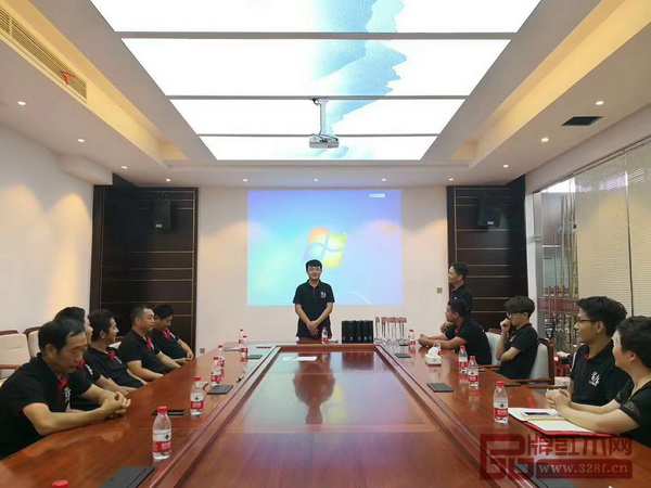 在培訓過程中,明堂紅木員工認真學習、積極發(fā)言 在培訓過程中,明堂紅木員工認真學習、積極發(fā)言