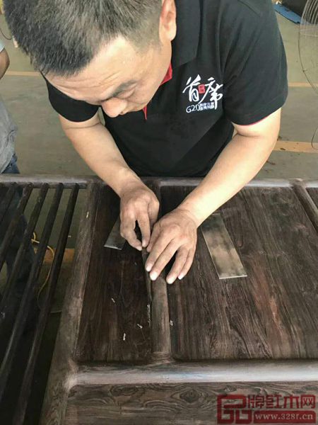 明堂紅木員工深入工廠進行學習