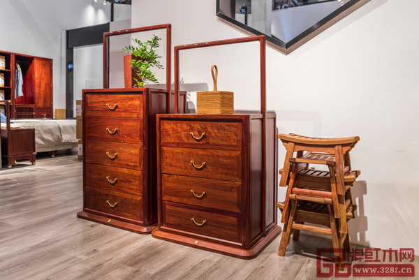 《靜觀斗柜》古典而又兼具時(shí)尚,型美而又功能齊全 《靜觀斗柜》古典而又兼具時(shí)尚,型美而又功能齊全