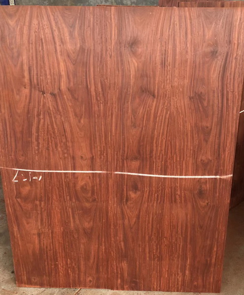 沽之大匠?越風(fēng)堅持家具面板面框無節(jié)疤或少節(jié)疤、無蟲眼，提倡一木連開，力爭為廣大消費者提供高品質(zhì)家具