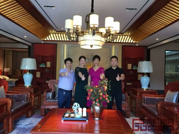 “前言”南京店負(fù)責(zé)人陳悅蘭(左三) “前言”南京店負(fù)責(zé)人陳悅蘭(左三)