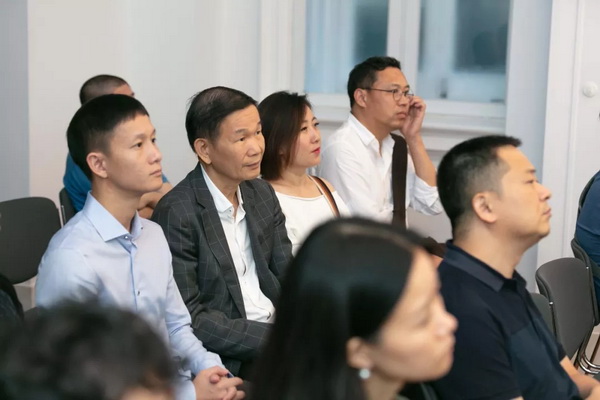  9月21日，區(qū)氏黃花梨躺椅以504000元于上海佳士得成功拍賣