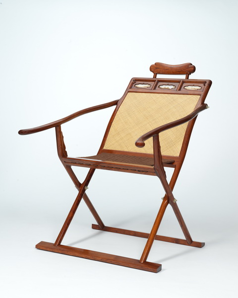  Lot274 黃花梨躺椅/區(qū)勝春（2017年作） 110×65×100cm 估價：300,000-500,000元 成交價：504,000元