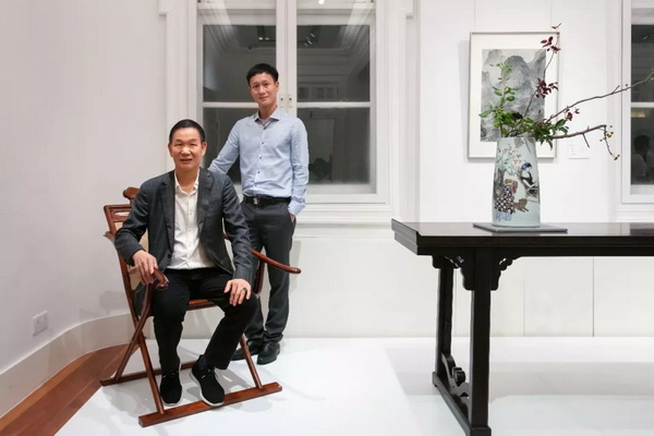 區(qū)氏父子(區(qū)勝春與區(qū)錦澤)在預展現(xiàn)場 區(qū)氏父子(區(qū)勝春與區(qū)錦澤)在預展現(xiàn)場