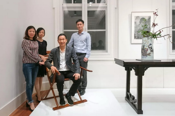  區(qū)勝春與區(qū)氏團隊留影于佳士得上海預展現(xiàn)場