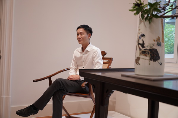  區(qū)氏臻品總經(jīng)理區(qū)錦澤在佳士得上海預展現(xiàn)場