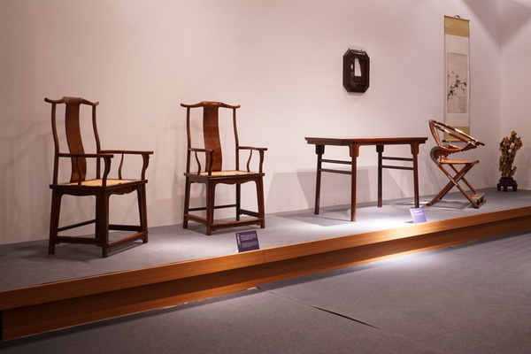 2017年9月，區(qū)氏臻品黃花梨經(jīng)典明清家具現(xiàn)身2017北京國際設計周，將繁美靜穆、自成一格的數(shù)十件黃花梨、小葉紫檀明清家具帶上國際舞臺。