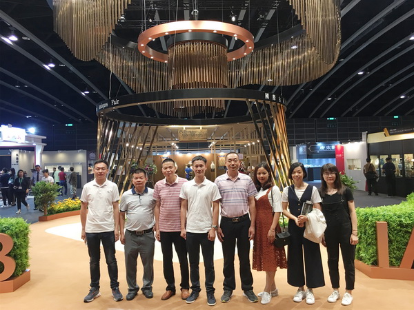 2018年6月，區(qū)氏臻品團隊自海南“尋寶”后，再次來到香港，一覽精彩紛呈的國際古玩展，持續(xù)為秋拍做準備。