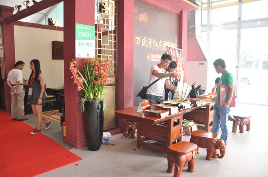 紅木區(qū)門口的宣傳位置攝影