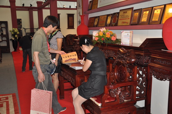 在紅木區(qū)企業(yè)展廳擺放的雜志攝影