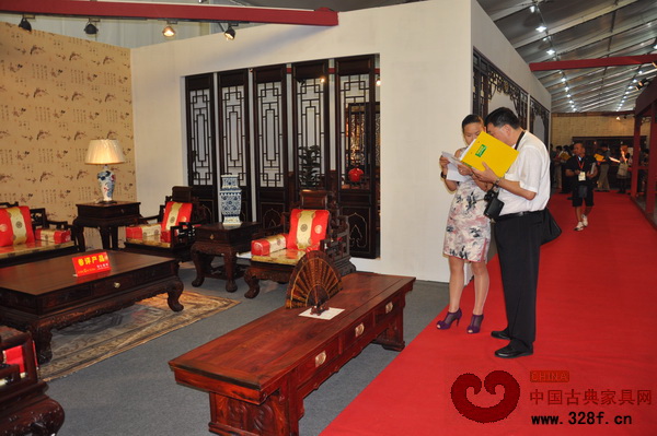 深發(fā)紅木展廳內(nèi),銷售經(jīng)理鄧小姐為經(jīng)銷商講解加盟代理要求