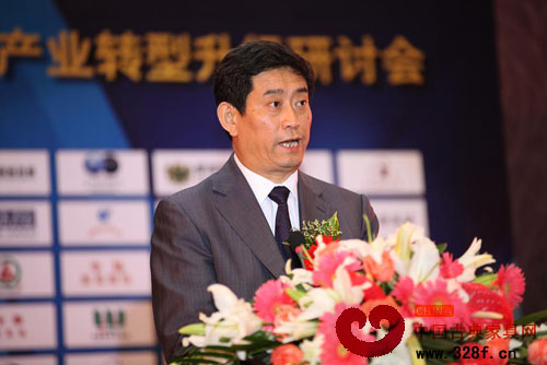 中國(guó)家具協(xié)會(huì)理事長(zhǎng)朱長(zhǎng)嶺先生作重要講話