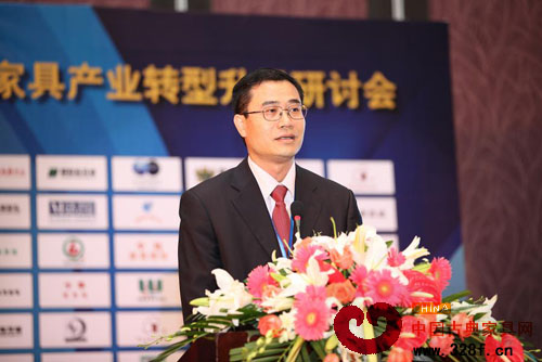 廣東省家具協(xié)會(huì)會(huì)長(zhǎng)王克先生作重要發(fā)言