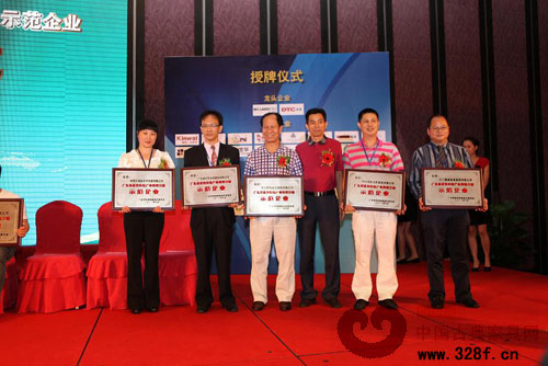 頒獎(jiǎng)環(huán)節(jié)(右二:紅古軒總經(jīng)理吳赤宇先生)