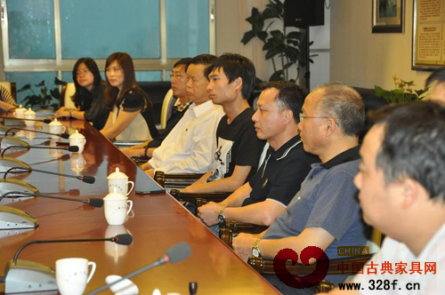 參加簽約儀式的三鄉(xiāng)家協成員與企業(yè)代表