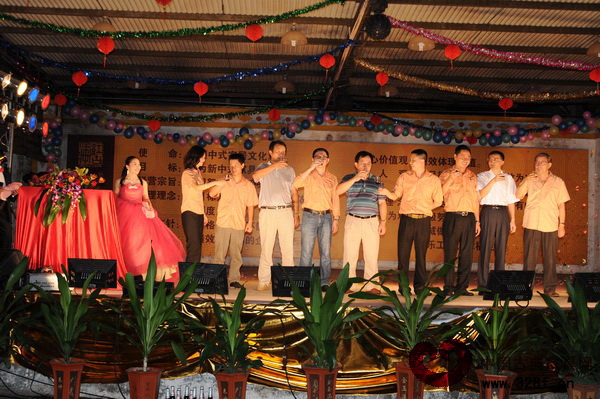 紅古軒領(lǐng)導(dǎo)及嘉賓上臺(tái)祝酒,與紅古軒人分享喜悅