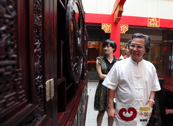 亞太工藝大師陸光正觀看振宇紅木開創(chuàng)的“東式檀雕”作品