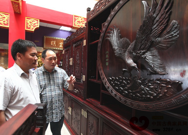 公司董事長王建良給東陽市副市長李寶春作“東式檀雕”介紹