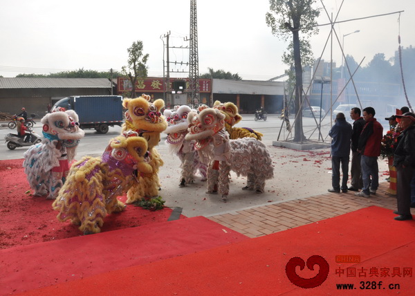 家具城大門口雄獅舞動(dòng),熱鬧非凡