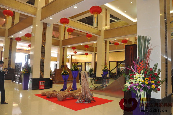 家具城內(nèi)大紅燈籠高高掛,一片喜慶