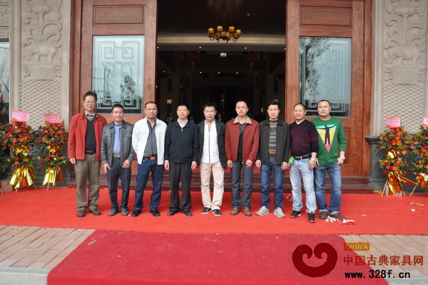 家具城開業(yè),出席嘉賓合影留念