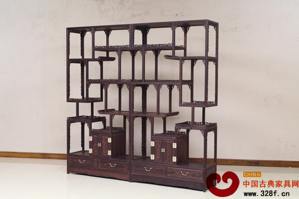 宏達(dá)一品居在沙溪新品鑒賞會展出的“大葉紫檀洋花博古架”