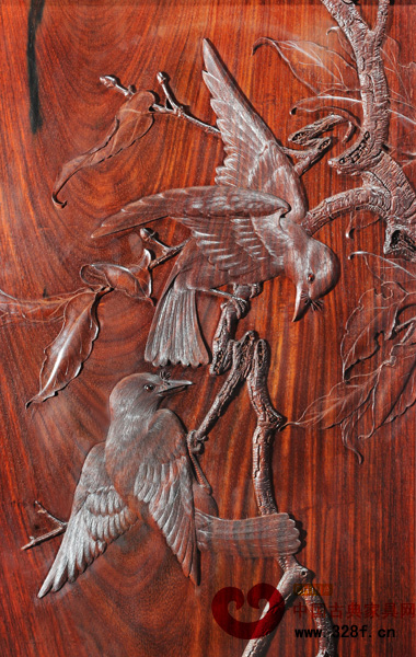 絲翎檀雕四季頂箱柜之“夏季”細(xì)節(jié)圖