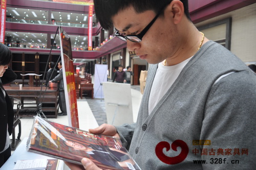 經(jīng)銷商認(rèn)真翻閱三月份《品牌紅木》雜志