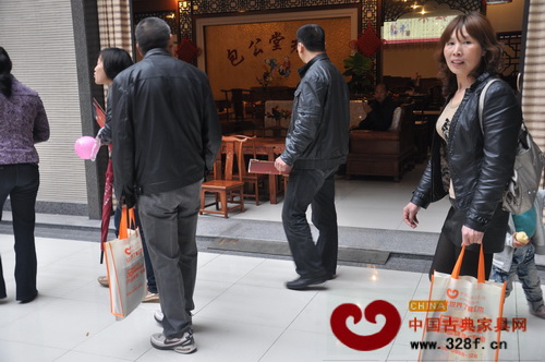 提著《品牌紅木》》環(huán)保袋的經(jīng)銷商及廠商