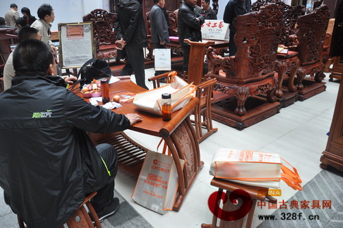 提著《品牌紅木》》環(huán)保袋的經(jīng)銷商及廠商