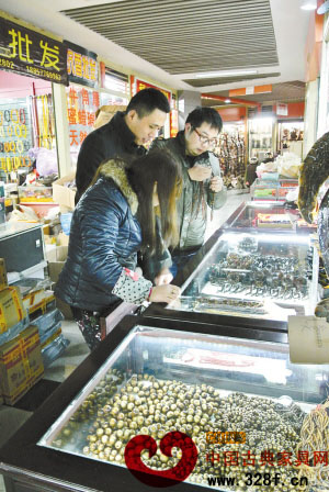 外地客商正在選購紅木家具和木雕制品