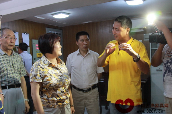 于欣麗女士與工程師就標準化工作問題展開交流