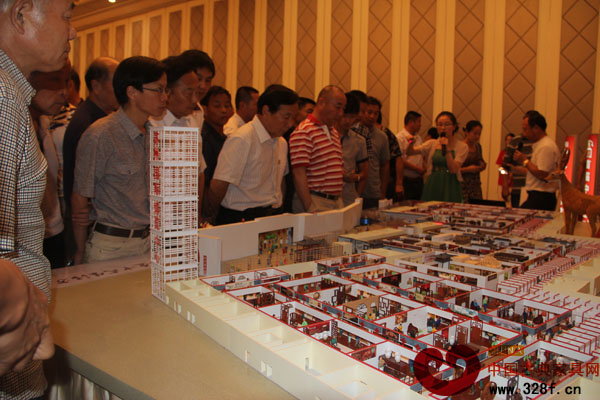 眾人圍觀中國紅博會立體沙盤