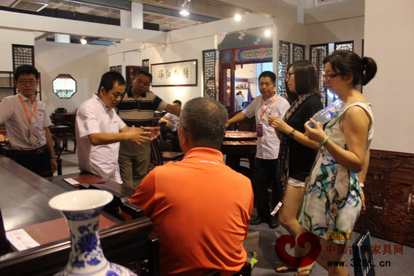 德恒閣紅木總經(jīng)理程江平想客商介紹產(chǎn)品