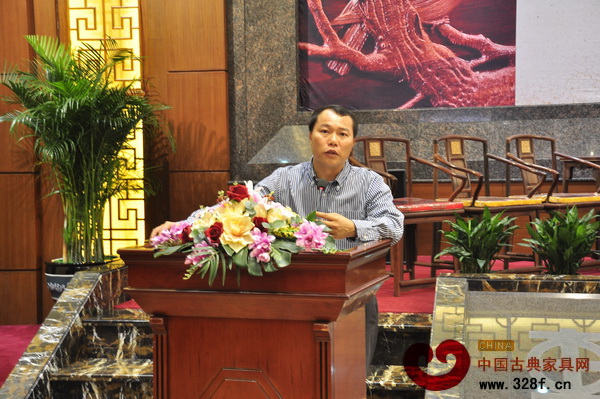 太興家具總經(jīng)理李興暢上臺(tái)致辭