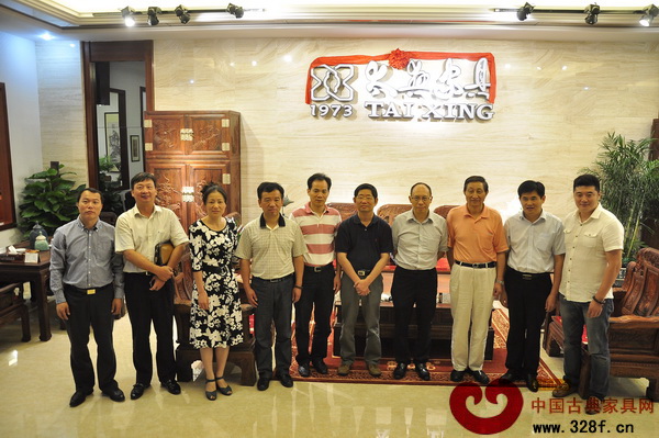 與會(huì)嘉賓為太興家具軒紅坊品牌專賣店形象主題館揭牌