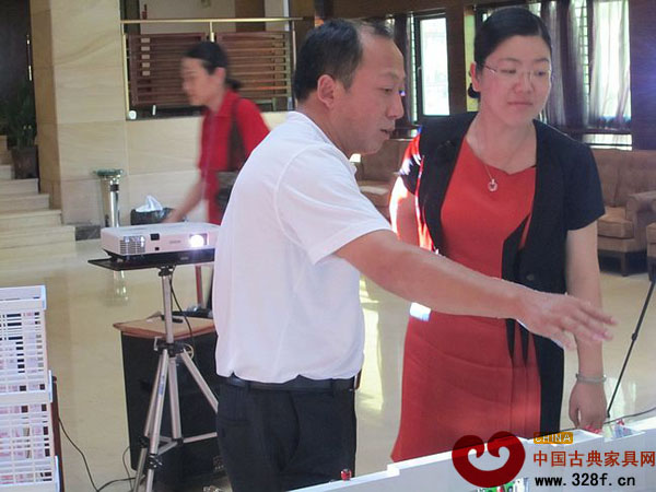 東陽市副市長(zhǎng)斯民亞參觀中國(guó)紅博會(huì)沙盤