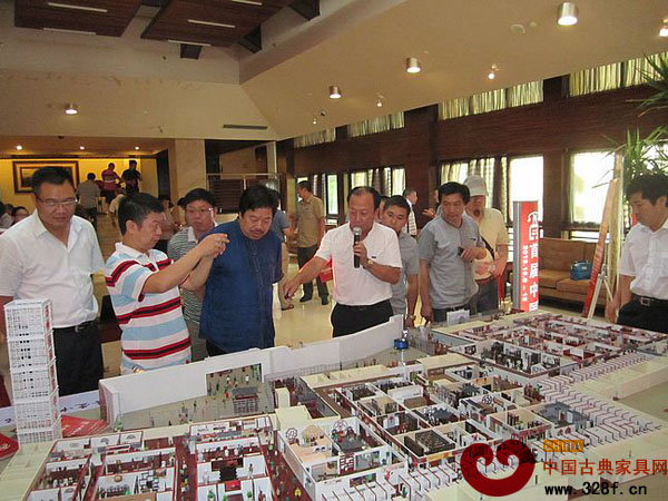 中國(guó)紅博會(huì)發(fā)起人趙藝學(xué)先生為紅木企業(yè)介紹紅博會(huì)項(xiàng)目