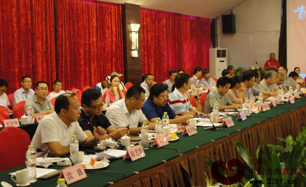 中國(guó)紅博會(huì)發(fā)起人趙藝學(xué)先生向與會(huì)嘉賓介紹紅博會(huì)