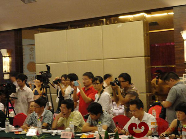 華東家具、印象紅木、品牌紅木、雅居等十多家媒體現(xiàn)場(chǎng)報(bào)道