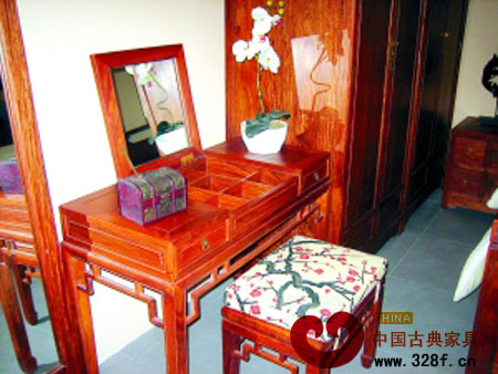 局部小面積雕飾的明代紅木梳妝臺(tái)